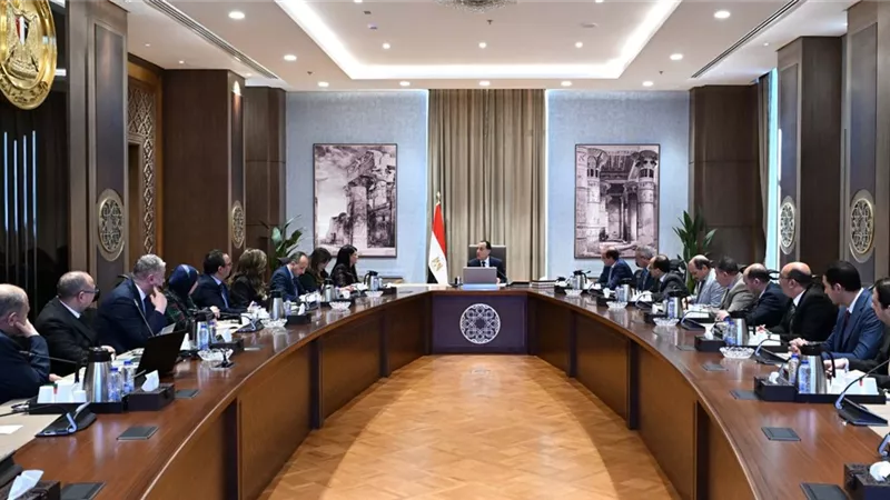 رئيس الوزراء يعقد اجتماعاً لمتابعة الموقف التنفيذي والمالي لـ 