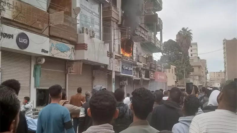 حريق هائل يندلع في محل تجاري ويصيب 10 أشخاص بالاختناق في سوهاج