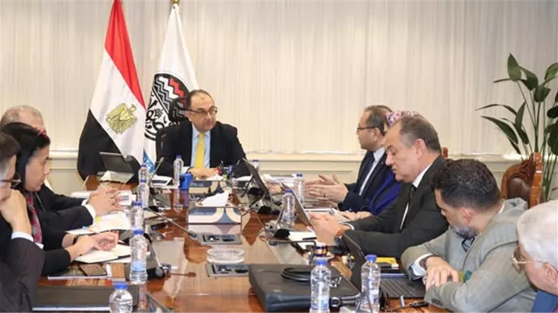 وزير قطاع الأعمال يتابع تطورات مشروع صناعة الغزل والنسيج