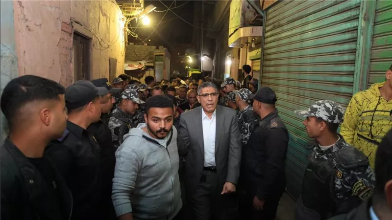 للاطمئنان على حالتهم الصحية.. محافظ الجيزة يتفقد مصابي حادث انهيار عقار إمبابة