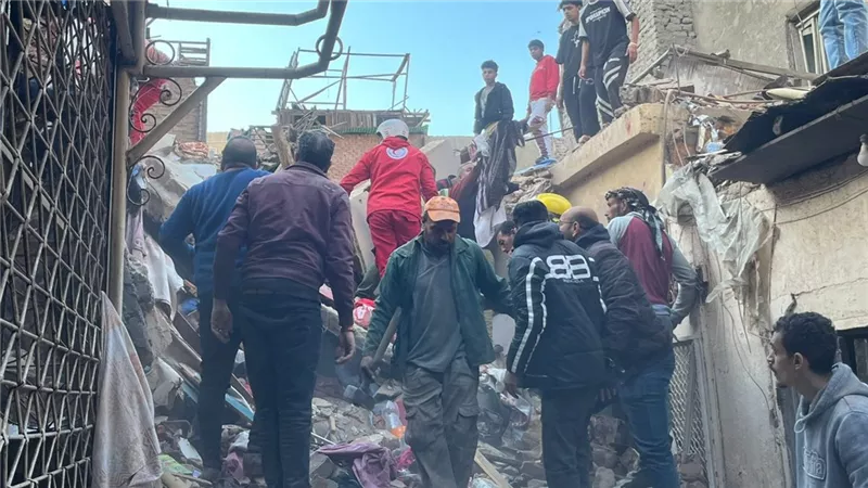 الهلال الأحمر يدعم جهود الحماية المدنية في انتشال ضحايا حادث عقار إمبابة