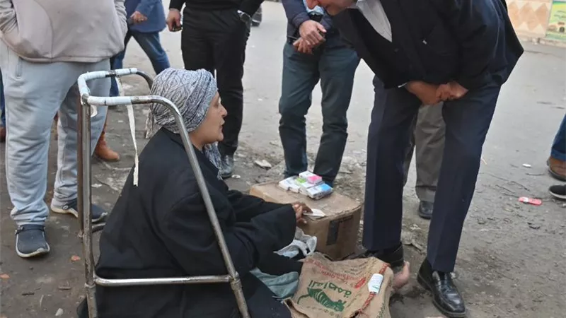 كرسي متحرك وبطانية وكرتونة غذاء.. استجابة إنسانية سريعة من محافظ الغربية