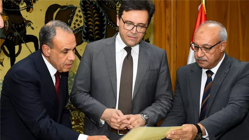 بعد ترميمها.. وزير الخارجية يتسلم وثائق ومستندات وخرائط تاريخية