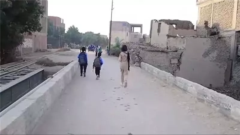 نهاية الخطر لأطفال نجع عليو.. محافظ الأقصر يضع حجر أساس مدرسة جديدة 