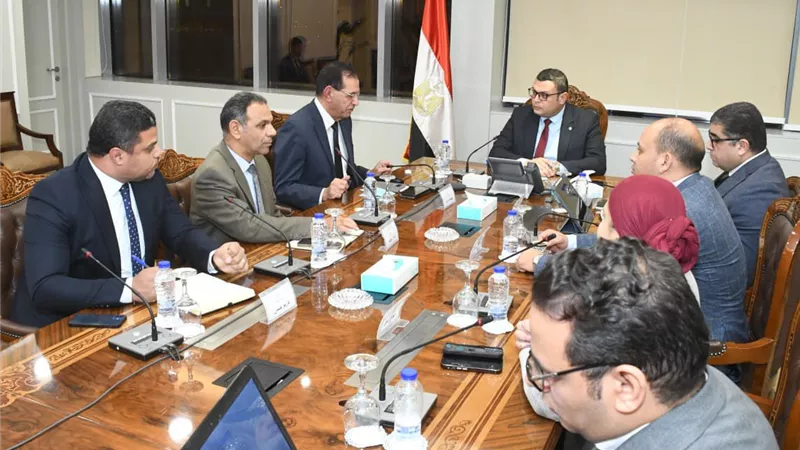 وزير الإسكان يناقش تنظيم إعلانات الطرق لتعظيم العائد الاقتصادي بالمدن الجديدة