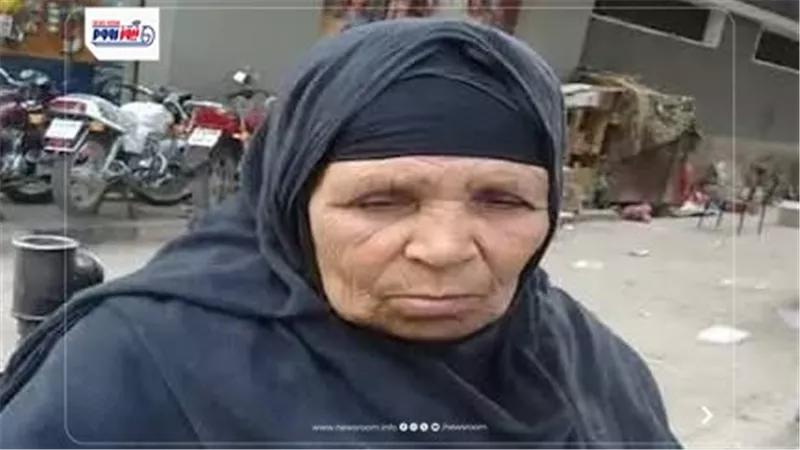 عمرها 90 عامًا.. تشييع جثمان أقدم بائعة جرائد في الفيوم