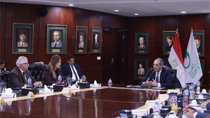 «البريد المصري» يطور خدماته الرقمية ويضيف 1000 منفذ و3000 صراف آلي