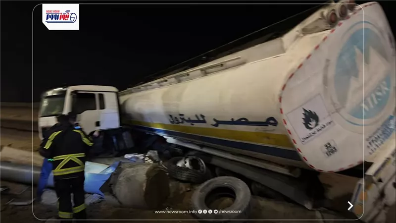 اختل توازنها.. مصدر يكشف تفاصيل انقلاب سيارة نقل محملة بالمواد البترولية 