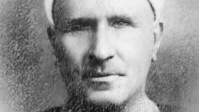 رائد مدرسة التلاوة وقارئ مسجد الإمام الحسين الأشهر.. الشيخ علي محمود