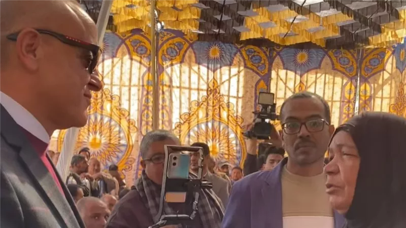 نفسي أزور النبي.. لحظة إنسانية تخطف القلوب خلال افتتاح محطة صرف أرمنت 
