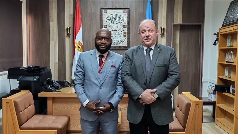 أزهري وأفتخر.. مدير العلاقات العامة بمؤسسة فيس إفريقيا يزور «البعوث الإسلامية»