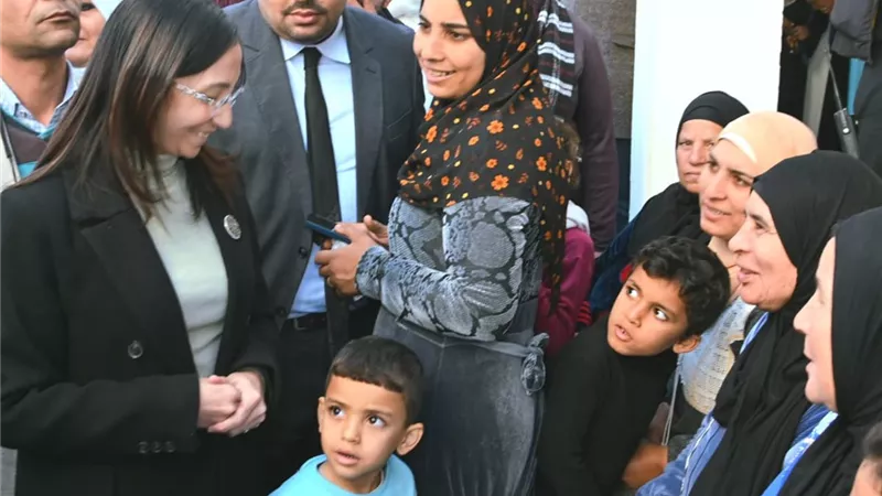 محافظ البحيرة تتفقد القافلة الطبية بقرية الجنبيهي لخدمة الفئات الأولى بالرعاية