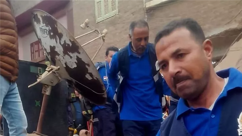 الإسعاف ينقذ حياة رجل بإمداده بالأكسجين أسفل أنقاض منزله المنهار في أسيوط