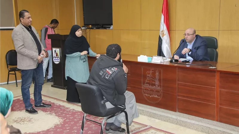 محافظ بني سويف يصرف إعانات عاجلة لأسر في ظروف صحية ومادية حرجة