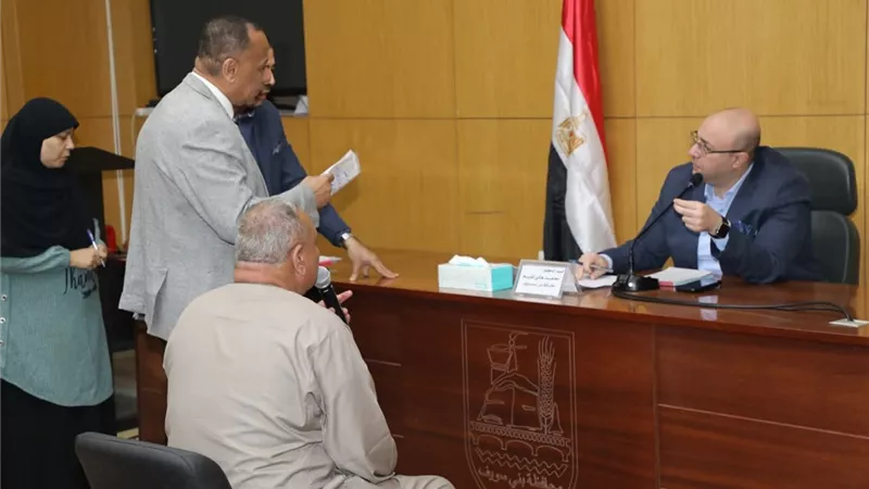 محافظ بني سويف يتابع شكاوى المواطنين ويكلف بتحليل مياه غامضة بعزبة مطيريد
