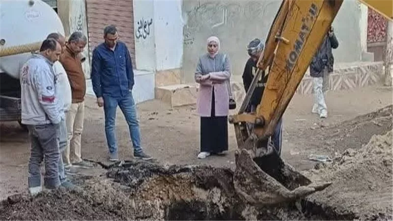 إصلاح تسرب بخط المياه البحاري بمنطقة ميت شهالة بالمنوفية