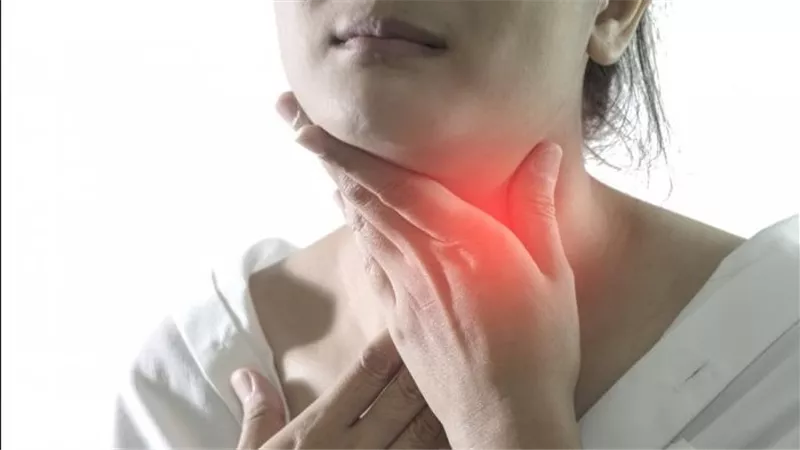 من نزلات البرد إلى ارتجاع المريء.. أسباب ألم الحلق عند التثاؤب وطرق العلاج