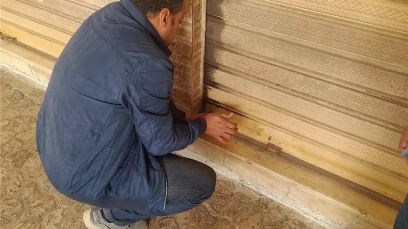 حملة مكبرة لغلق المحال التجارية المخالفة بمركز ومدينة أبو حمص
