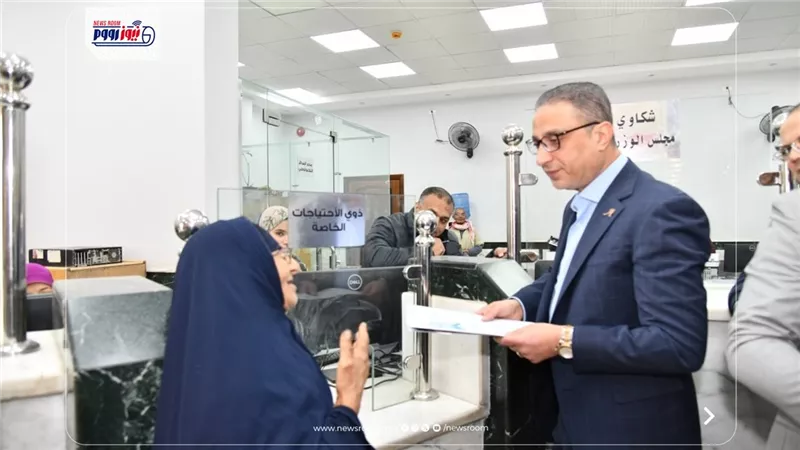 محافظ الفيوم يصغي لشكوى مسنة بالمركز التكنولوجي بأبشواي ويوجه بإنهاء إجراءاتها