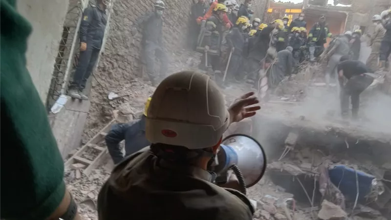 مصدر أمنى: لا يزال هناك 6 ضحايا أسفل عقار إمبابة المنهار