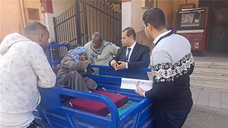 مديرية عمل الأقصر تسلم عقد وظيفة لشاب من ذوي الهمم بمستشفى كليوباترا