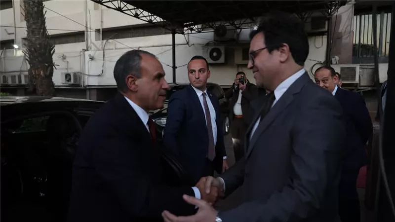 الثقافة والخارجية يبحثان تعزيز الحضور الثقافي والتعاون بمعرض القاهرة للكتاب