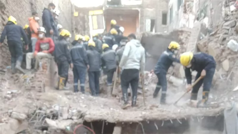 انتشال جثة سيدة من ضحايا عقار إمبابة المنهار منذ قليل وجهود لاستخراج الباقين 