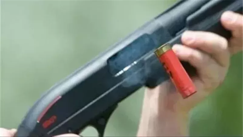 شاب يطلق النار على جاره بسبب كرة القدم في شبين القناطر.. وإصابة صغيرة