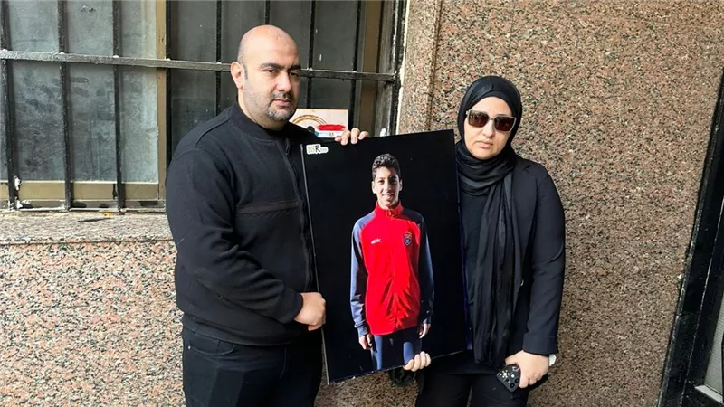 أسرة السباح يوسف ترفع صورته أمام المحكمة تزامناً مع أولى جلسات المحاكمة 