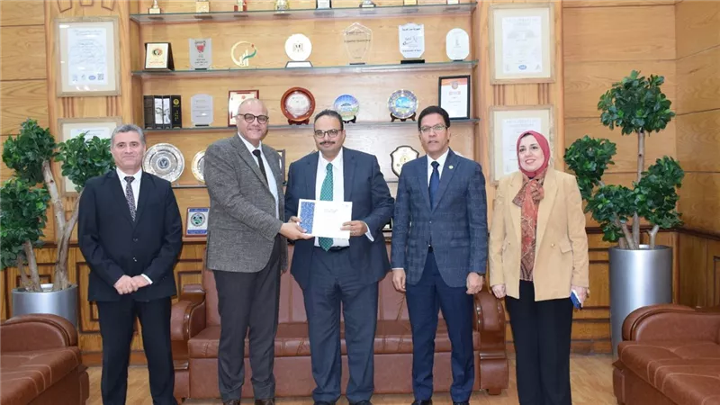مجلس جامعة بنها يكرم الكليات الفائزة بمسابقة أفضل المواقع الإلكترونية