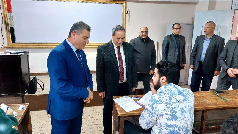 نائب رئيس جامعة بنها يتفقد امتحانات الفصل الدراسي الأول بكلية العلوم