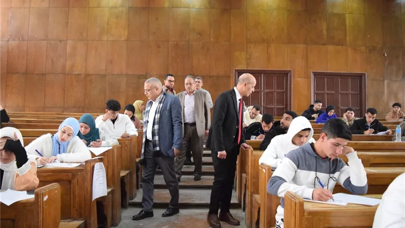 جولة تفقدية لرئيس جامعة بنى سويف لمتابعة سير امتحانات الفصل الدراسي الأول