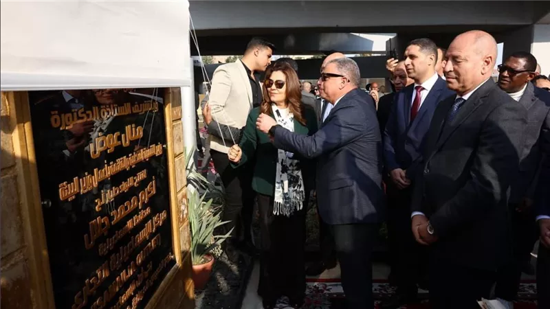 وزيرة التنمية المحلية ومحافظ الإسماعيلية  يفتتحان مركز المحافظة التجاري 