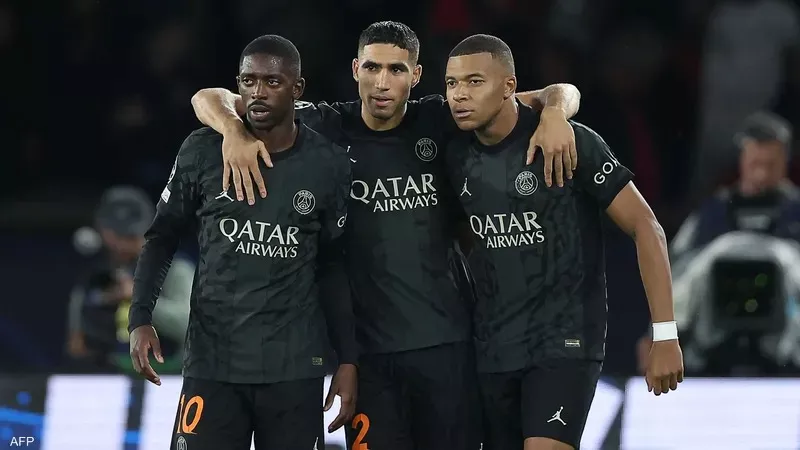 نجما فرنسا مبابي وديمبيلي في مدرجات مباراة المغرب ومالي
