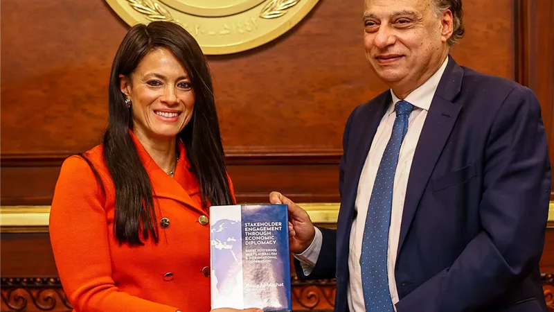 المشاط تهدي مجلس الشيوخ كتابها عن الدبلوماسية الاقتصادية لتعزيز التعاون الدولي