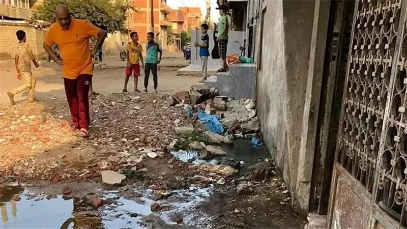 أهالى عزبة الزناتى يستغيثون من أزمة الصرف الصحى: 