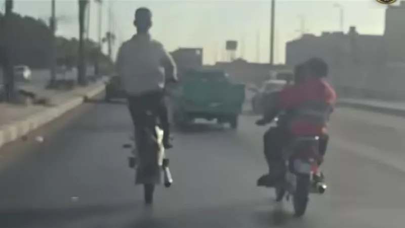 التحقيق مع قائدي دراجتين بتهمة الاستعراض و تعريض حياة المواطنين للخطر