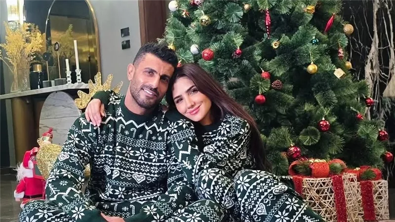 خلفهما الشجرة .. مي عمر ومحمد سامي يحتفلان بالكريسماس