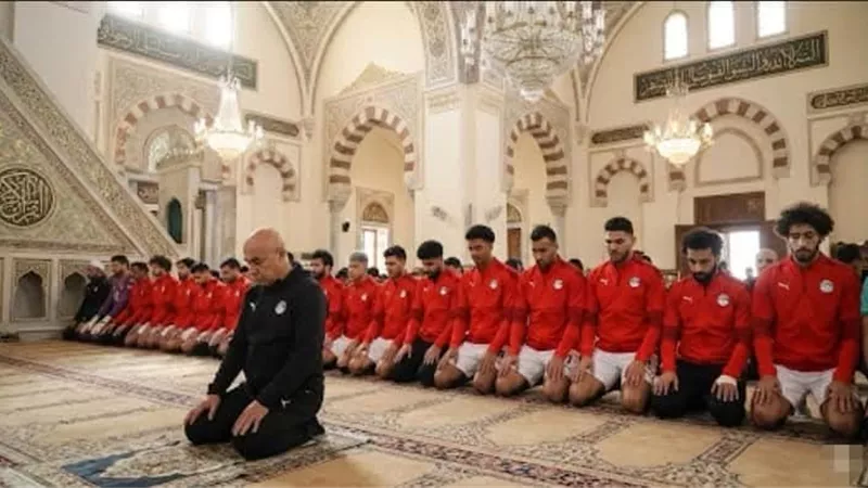 حقيقة صورة حسام حسن مع لاعبي منتخب مصر داخل إحدى مساجد أغادير