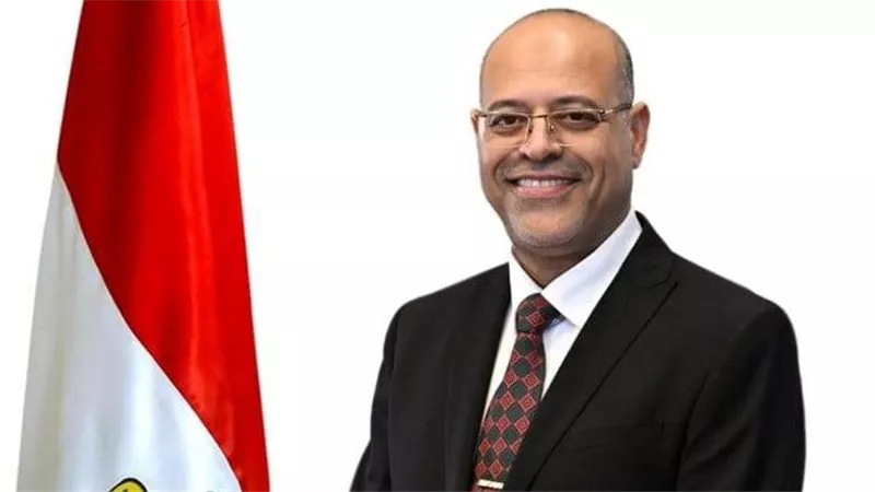 تسليم عقد عمل لشاب من ذوي الهمم بالأقصر.. أبرز أنشطة مديريات العمل بالمحافظات