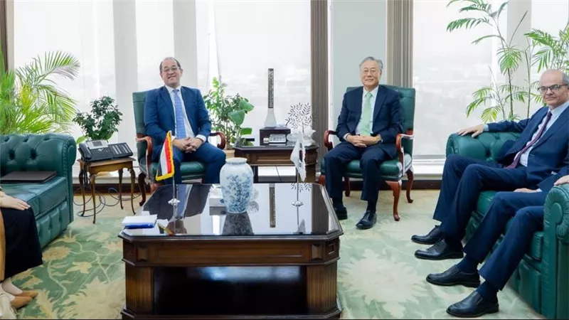 وزير المالية يشيد بتحسن الاقتصاد ويشجع الاستثمار الكوري