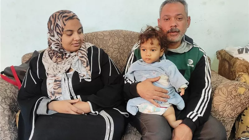 ملك.. طفلة مريضة ولدت بدون اطراف واسرتها تناشد بعلاجها وتوفير مساعدات