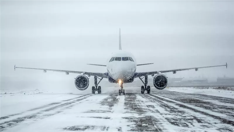 عاصفة ثلجية تتسبب في إلغاء 400 رحلة جوية بجميع أنحاء نيويورك الأمريكية