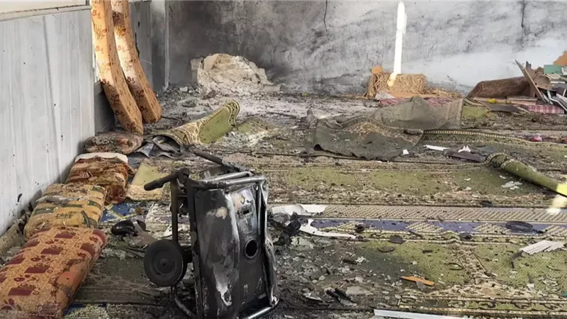 حزام ناسف أم عبوات مفخخة؟ تفاصيل جديدة تكشف حقيقة تفجير مسجد في حمص