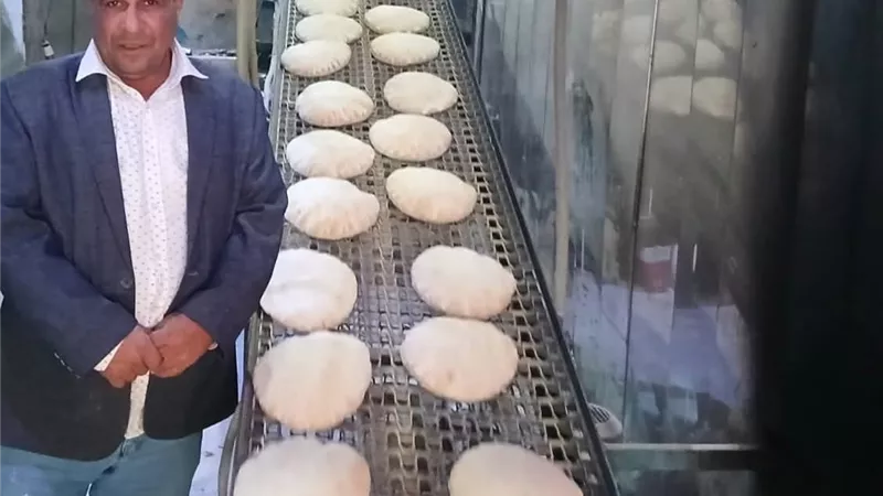 ضبط 2275 عبوة غذائية مجهولة المصدر ومخابز مخالفة في حملات تموينية بالبحيرة