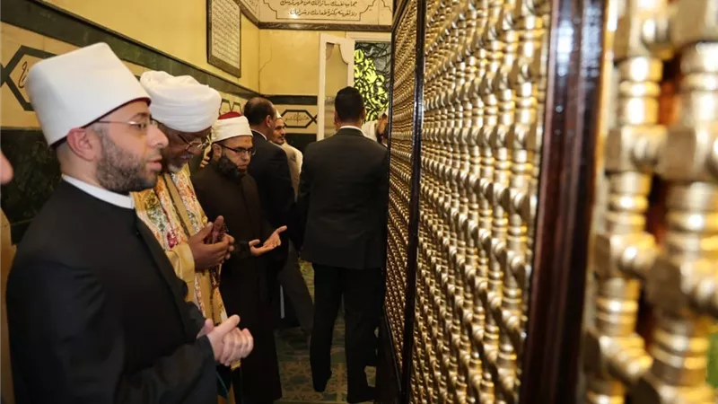 وزير الأوقاف يشهد احتفال الليلة الختامية لمولد الإمامين بالطريقة الجعفرية