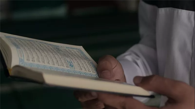 ما حكم رد السلام أثناء تلاوة القرآن؟.. دار الإفتاء توضح