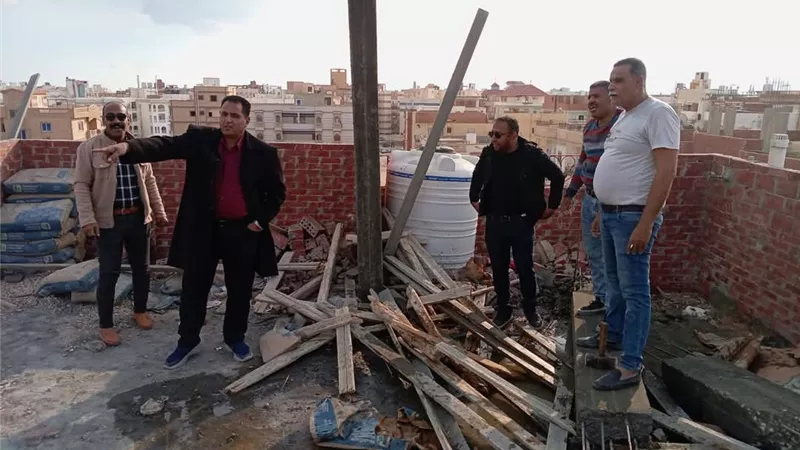 إزالة فورية لأعمال بناء مخالفة تهدد السلامة الإنشائية وحياة المواطنين بالسويس