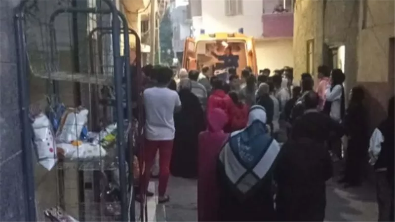 سقوط شخص من الطابق الثالث أثناء تركيب ستارة بشرفة شقته في سوق اللبن بالمحلة 