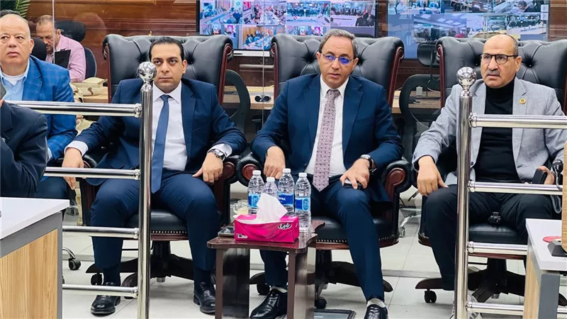 لليوم الثاني.. محافظ قنا يتابع أعمال فتح اللجان الانتخابية بجولة الإعادة